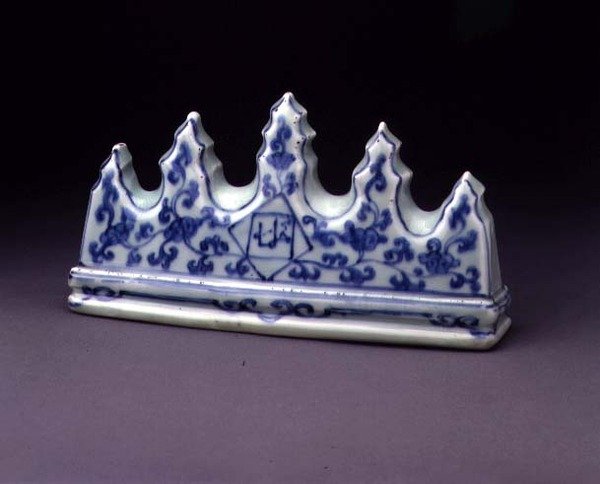पेन रेस्ट, मिंग, c.1368-1644 (नीले अंडरग्लैज़ के साथ चीनी मिट्टी के बरतन) द्वारा मिंग राजवंश चीनी स्कूल