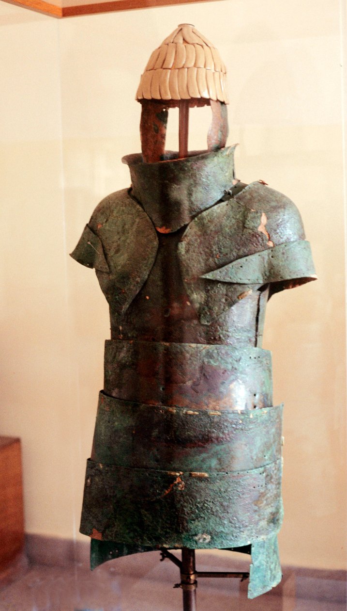 कुइरास और बोअर्स टस्क हेलमेट (कांस्य और टस्क) द्वारा Mycenaean