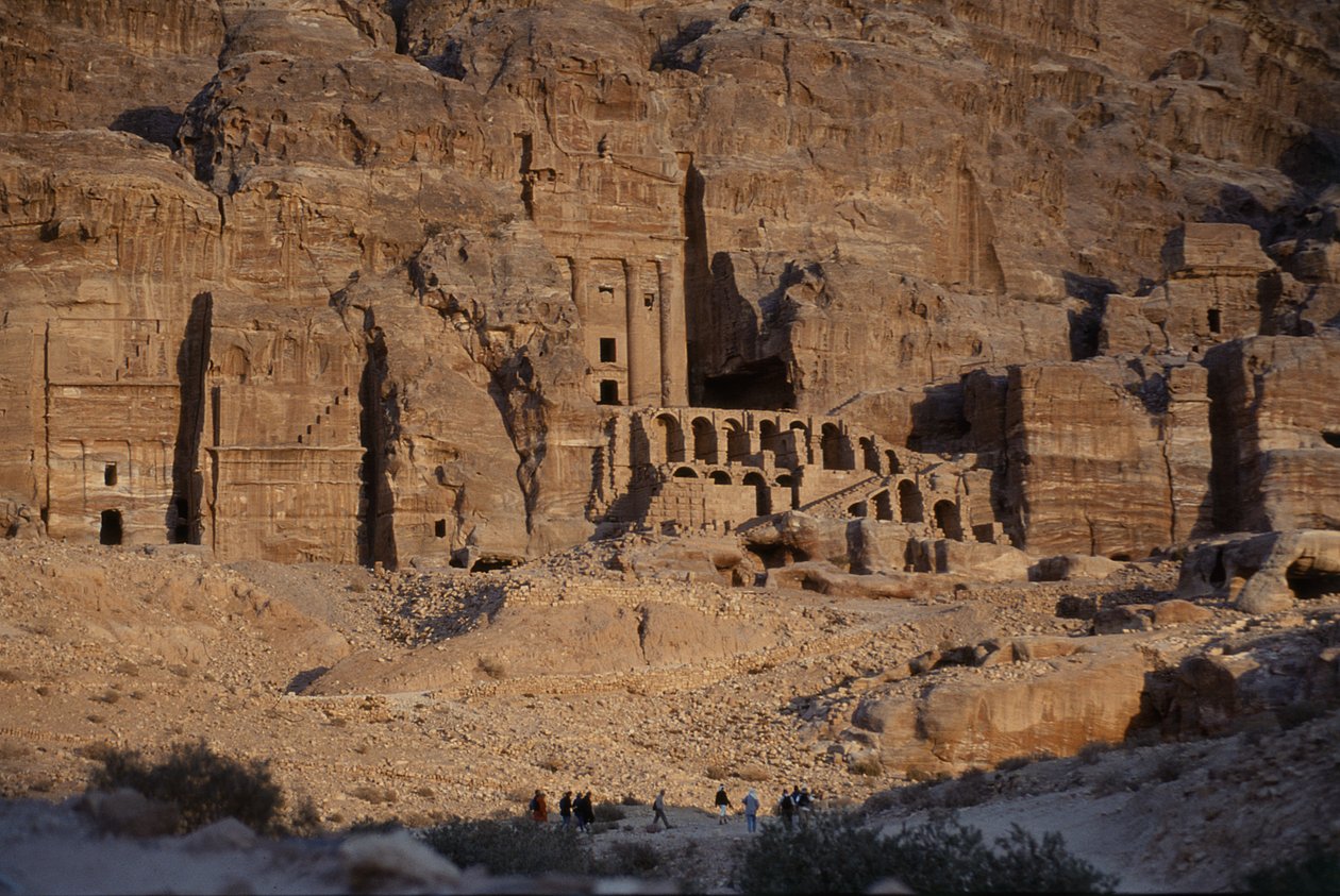 चट्टान में कटी कब्रों का दृश्य द्वारा Nabatean