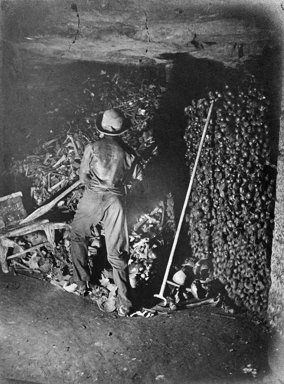 इंटीरियर ऑफ कैटाकॉम्ब, पेरिस, 1861 द्वारा नादर