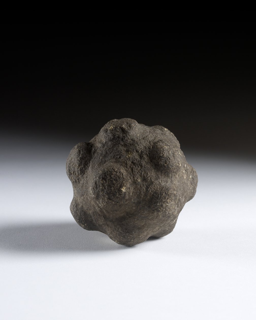 नक्काशीदार बॉल, लेट नियोलिथिक, स्कॉटलैंड, c.3750-2000 ईसा पूर्व द्वारा निओलिथिक