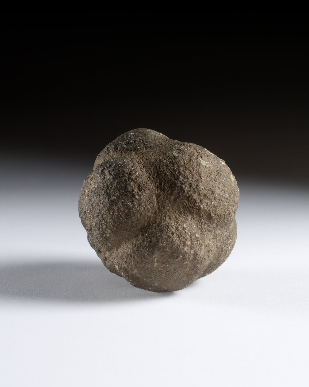 नक्काशीदार बॉल, लेट नियोलिथिक, स्कॉटलैंड, c.3750-2000 ईसा पूर्व द्वारा निओलिथिक