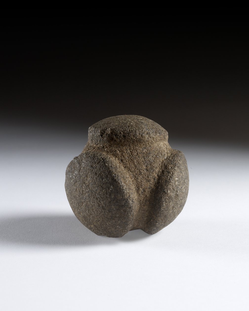 नक्काशीदार बॉल, लेट नियोलिथिक, स्कॉटलैंड, c.3750-2000 ईसा पूर्व द्वारा निओलिथिक