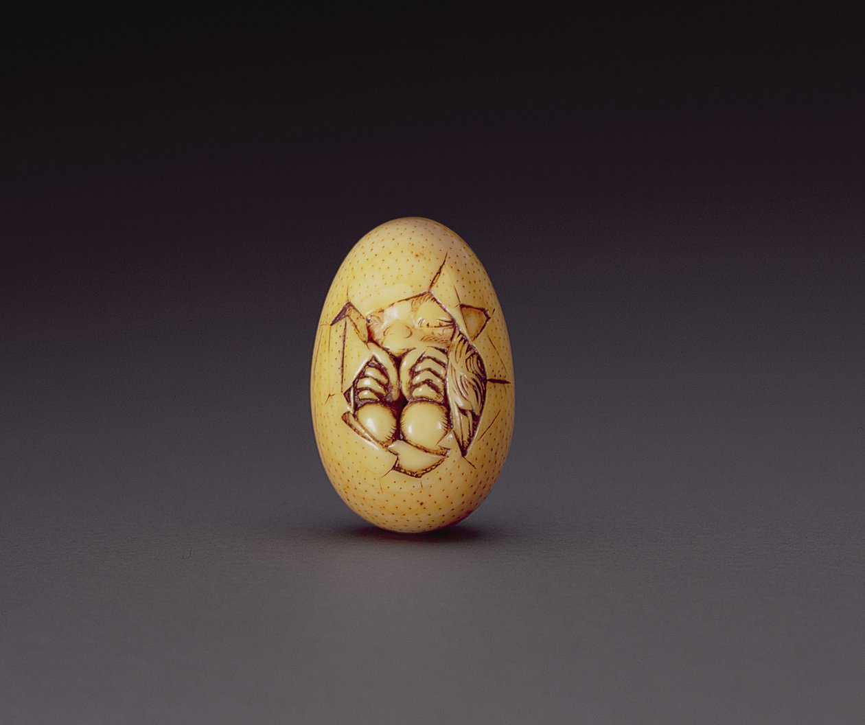 Netsuke एक शेल से बाहर निकलने वाले एक चूजे का चित्रण करता है, c.1760-80 द्वारा ओगासावरा इससाई