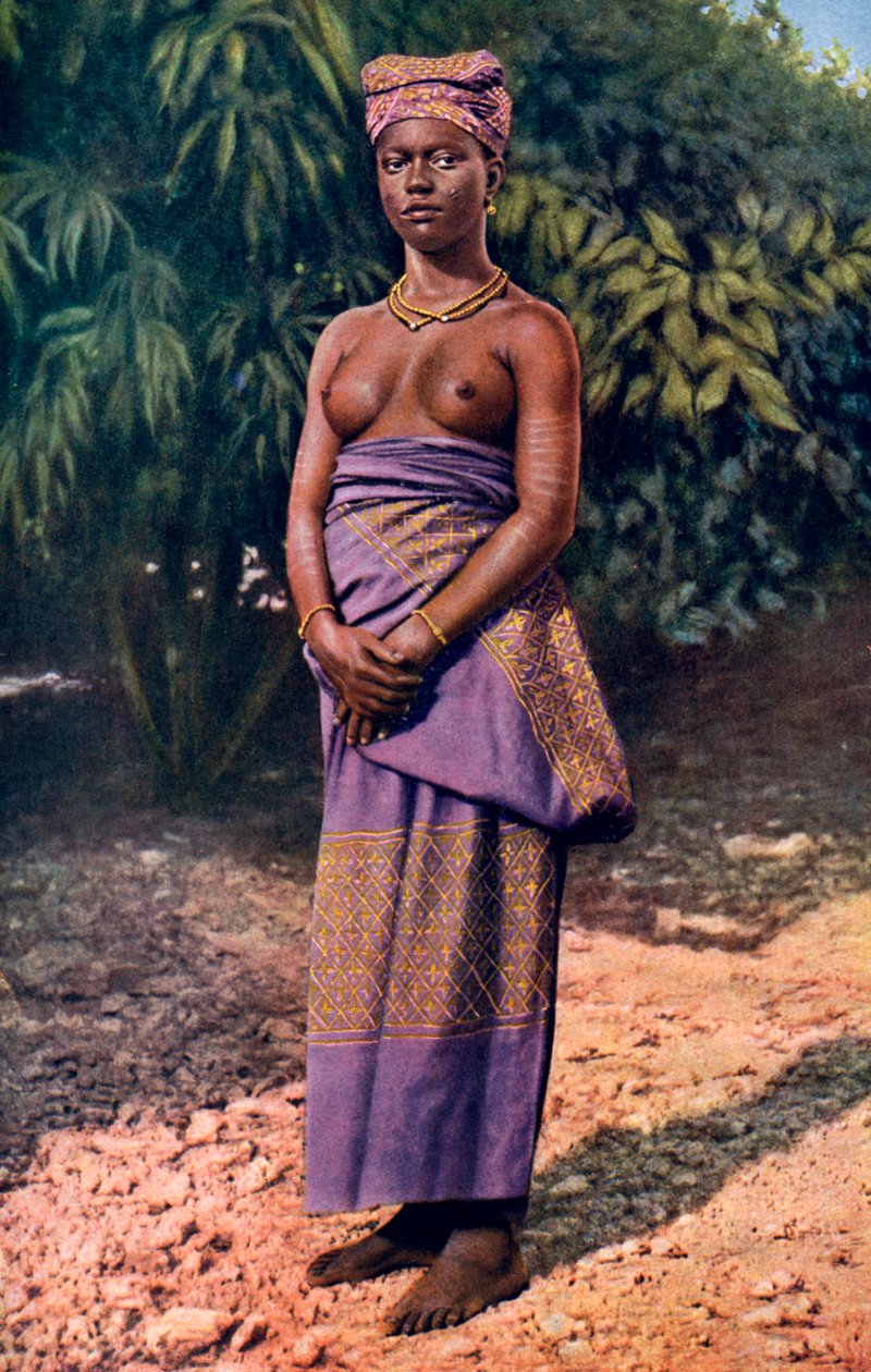 अकरा, घाना की एक महिला, 1922। द्वारा पीए मैककैन