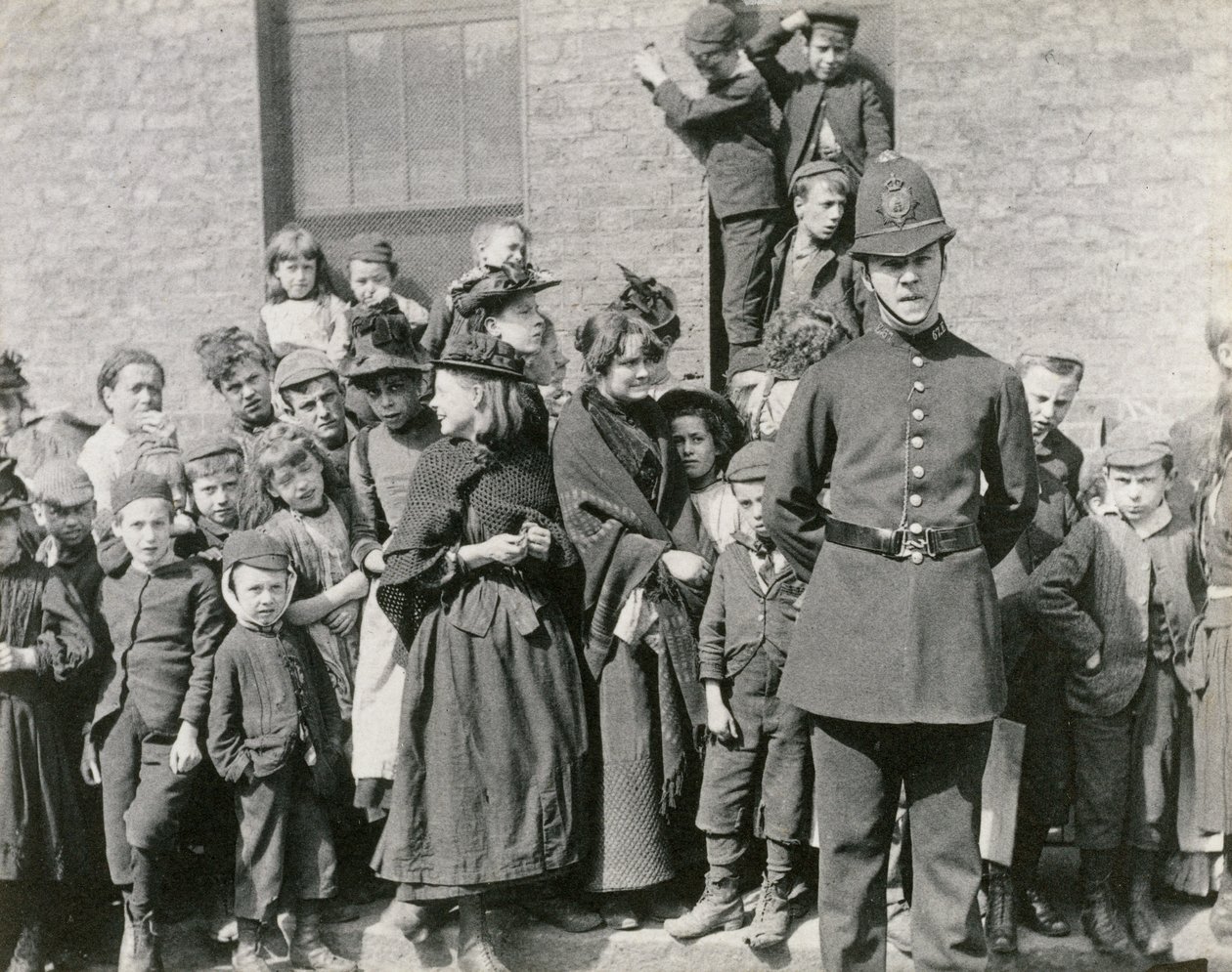 लंदन के एक पुलिसकर्मी का अंतिम संस्कार, 1894 द्वारा पॉल मार्टिन