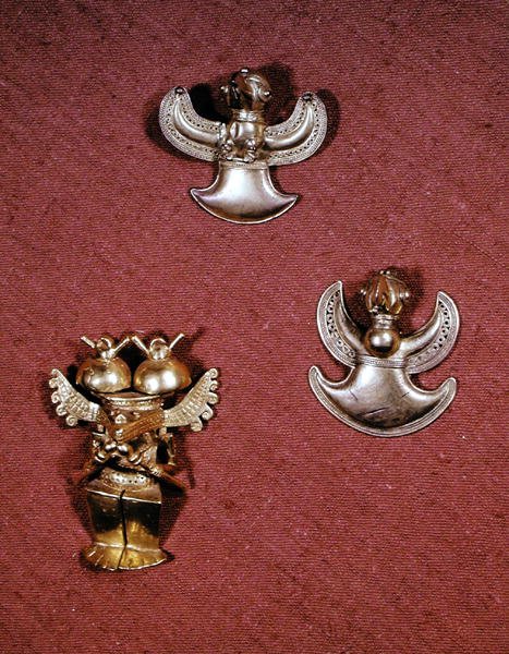 दो Tairona संस्कृति पक्षी के आकार का पेंडेंट और एक Quimbaya संस्कृति नृविज्ञान मूर्ति (सोना) द्वारा पूर्व कोलंबियन पूर्व कोलंबियन