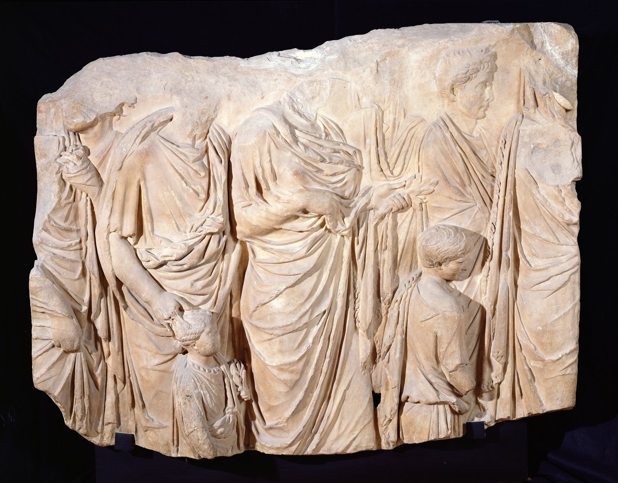 Ara Pacis, एक जुलूस के दृश्य का टुकड़ा, 13-9 ई.पू. (संगमरमर) द्वारा उपन्यास