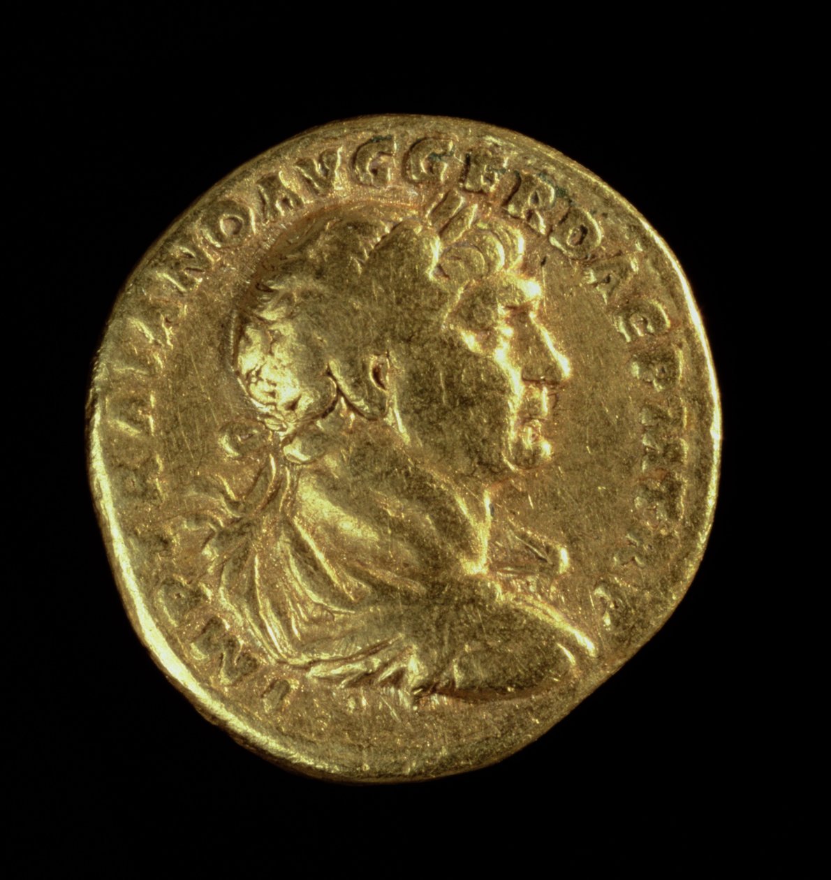 ट्रोजन की लिपटी हुई बस्ट के साथ ऑरियस (ऑबवर्स) (AD-AD 117) एक लॉरेल पुष्पांजलि (सोना) शिलालेख पहने हुए: IMP TRAIANO AVG GER DAC PM TR P (रिवर्स देखने के लिए 119115) द्वारा उपन्यास