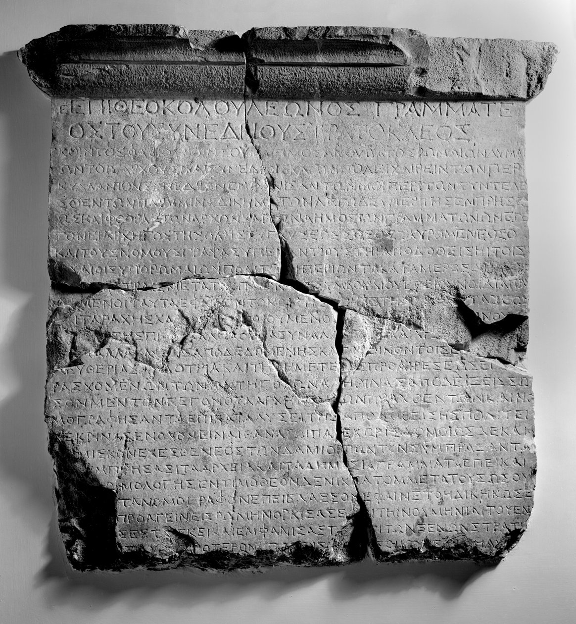 Achaea के प्रोंस्कुल से पत्र, Aucea में Dyme की परिषद के लिए Qunitus Fabius Maximus द्वारा उपन्यास