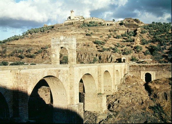 अल्कांतारा ब्रिज का दृश्य, निर्मित c.105 AD द्वारा उपन्यास
