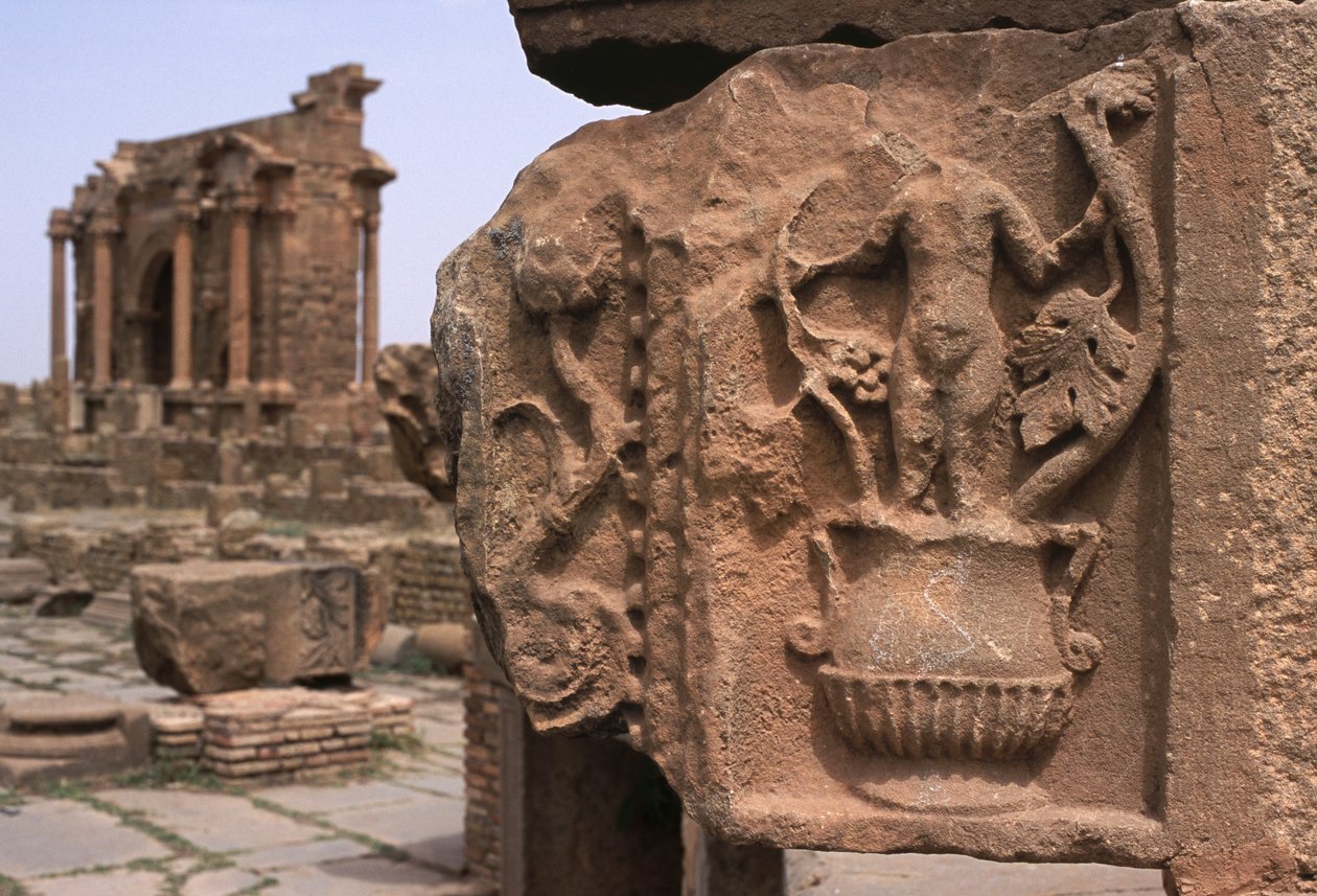 नक्काशीदार सजावट, सर्टियस मार्केट, उच्च इंपीरियल काल (27 ईसा पूर्व -395 ईस्वी) के साथ वास्तुकला का टुकड़ा (विस्तार से देखें 70704) द्वारा रोमन इंपीरियल काल