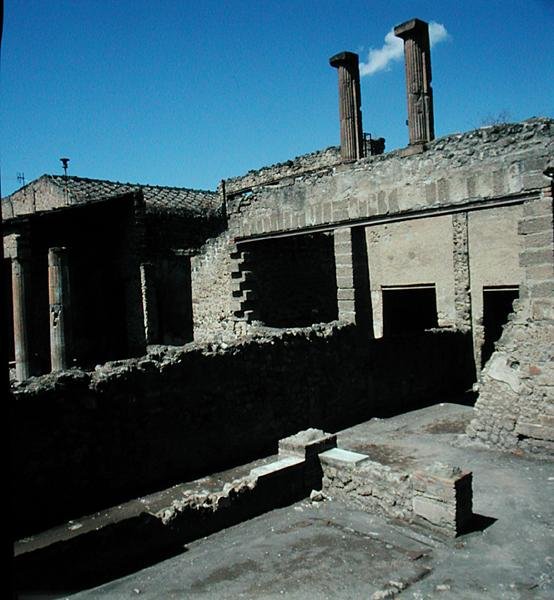 विला में द्वारा उपन्यास