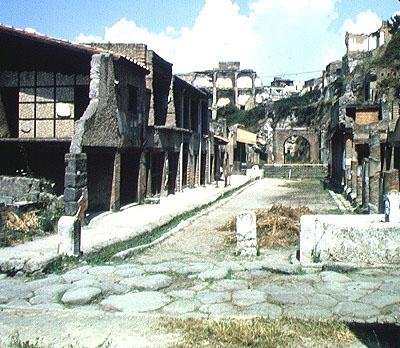 डेकुमनस मैक्सिमस (मुख्य सड़क) का दृश्य द्वारा उपन्यास
