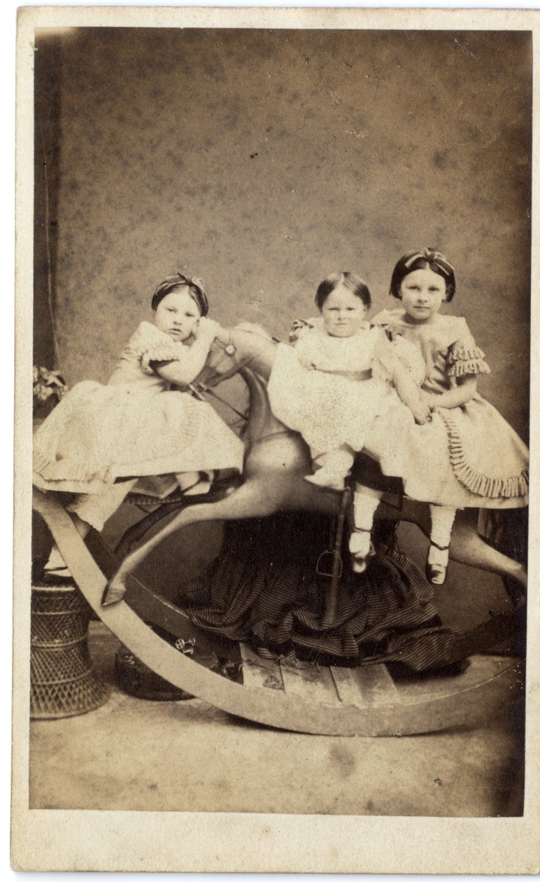 रॉकिंग घोड़े पर तीन लड़कियां, 1860 (एल्बम प्रिंट द्वारा रॉस और थॉम्पसन के बाद रॉस और थॉम्पसन के बाद