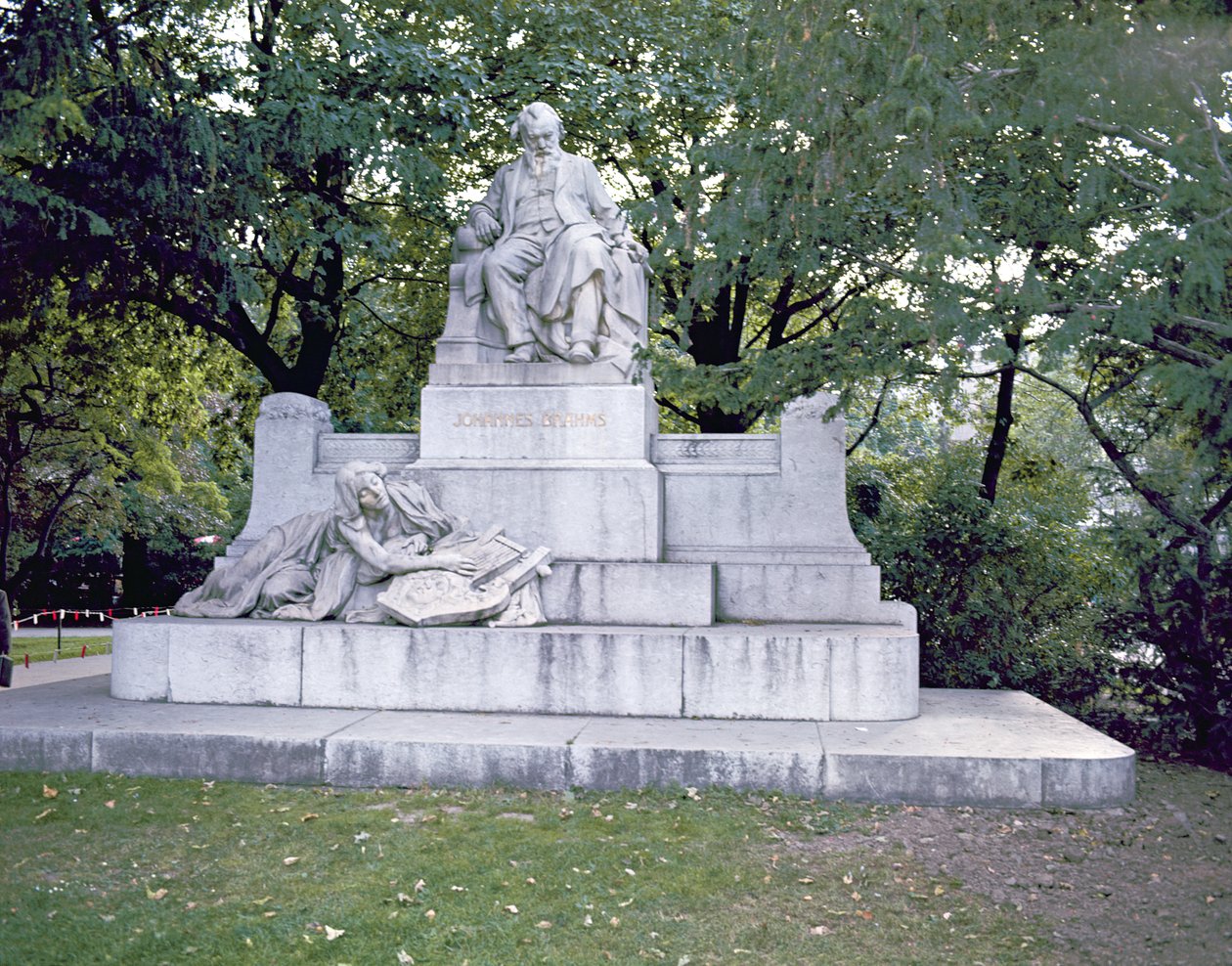 जोहान्स ब्रहम (1833-97) का स्मारक 1908 (संगमरमर) द्वारा रुडोल्फ वॉन वीयर