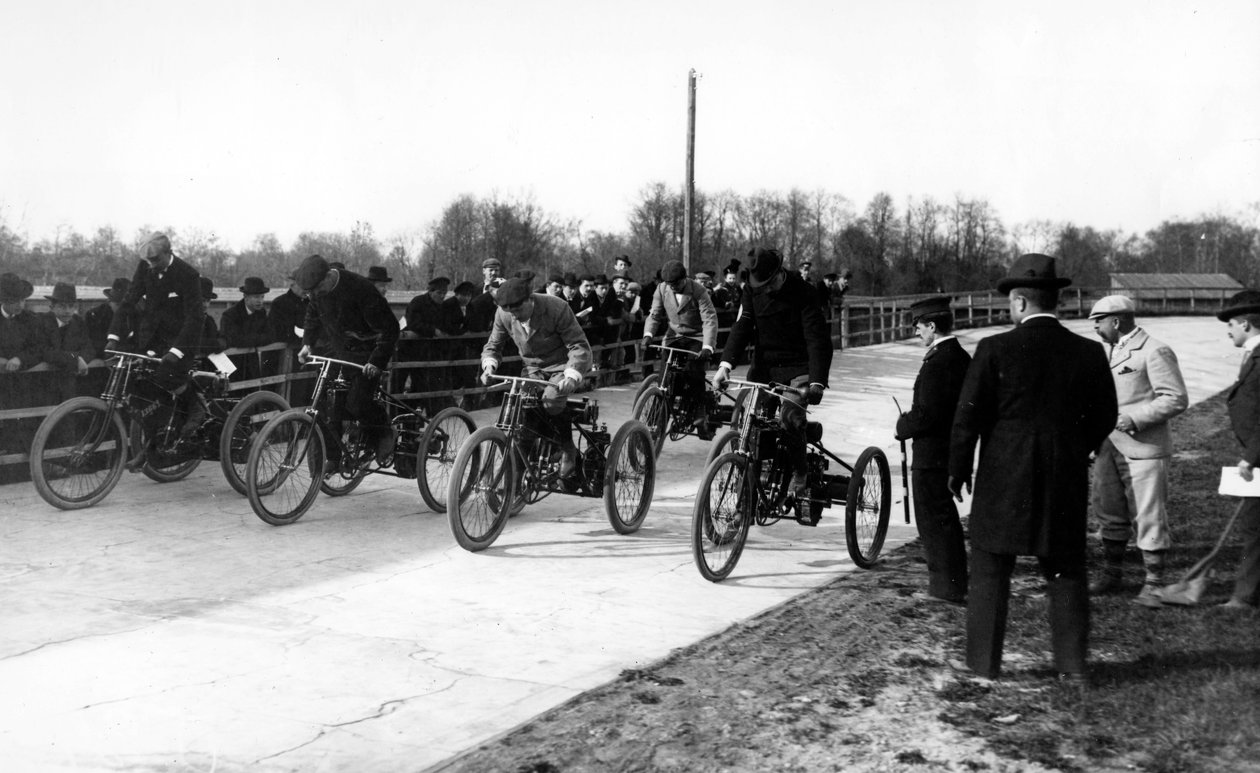 सेंट पीटर्सबर्ग में एक मोटराइज्ड ट्राइसाइकिल रेस में प्रतियोगी, c.1899 द्वारा रूसी फोटोग्राफर