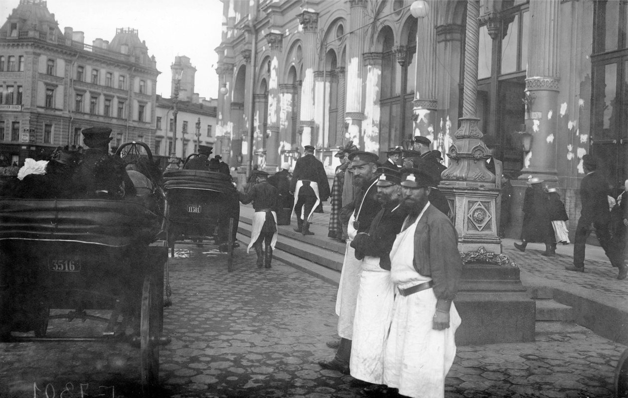 1913 में निकोलस रेलवे स्टेशन, नेवस्की प्रॉस्पेक्ट, सेंट पीटर्सबर्ग के बाहर पोर्टर्स और यात्री द्वारा रूसी फोटोग्राफर