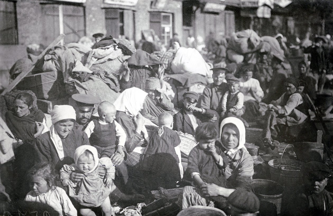 1915 में सेंट पीटर्सबर्ग में शरणार्थी द्वारा रूसी फोटोग्राफर