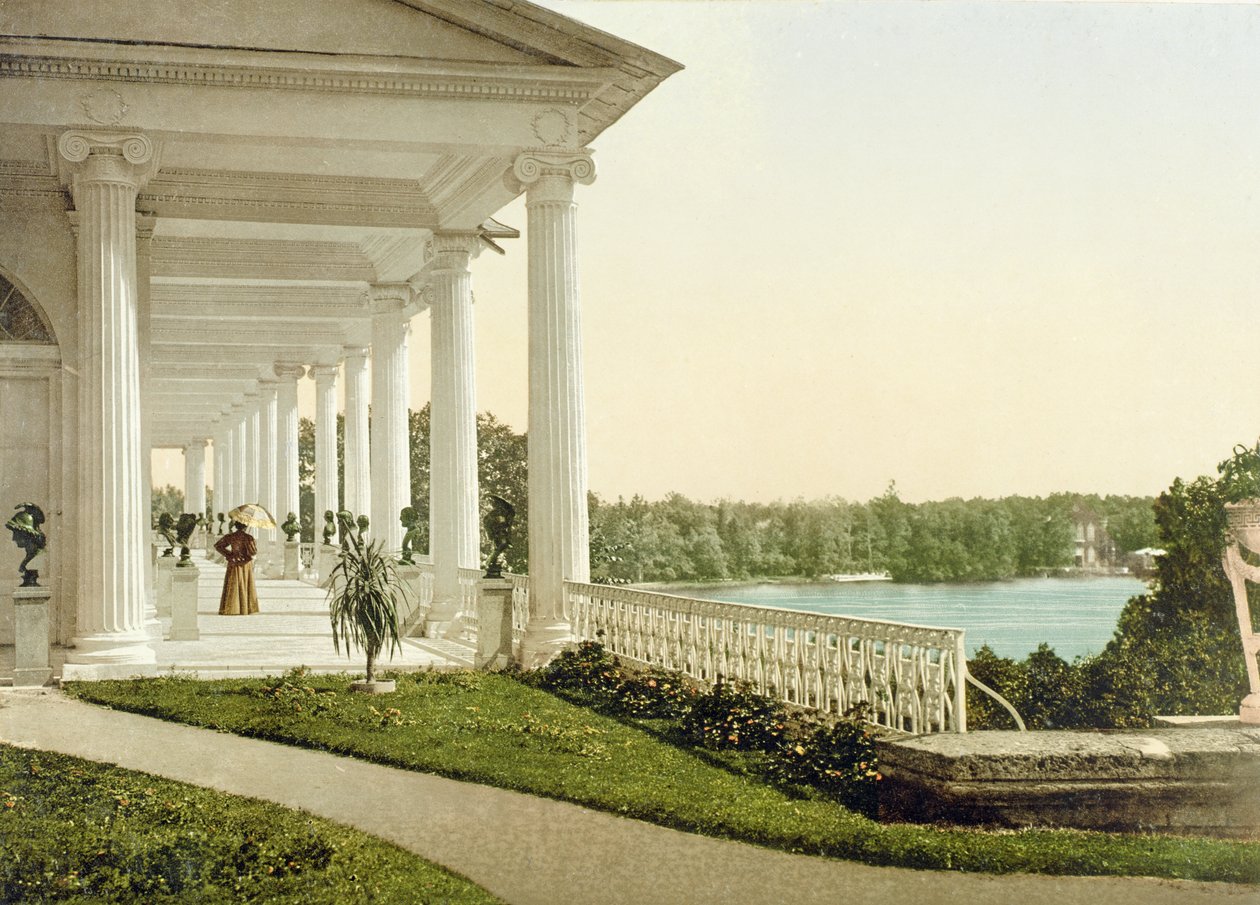 1890 के दशक के Tsarskoye Selo में टेरेस का विंटेज पोस्टकार्ड द्वारा रूसी फोटोग्राफर