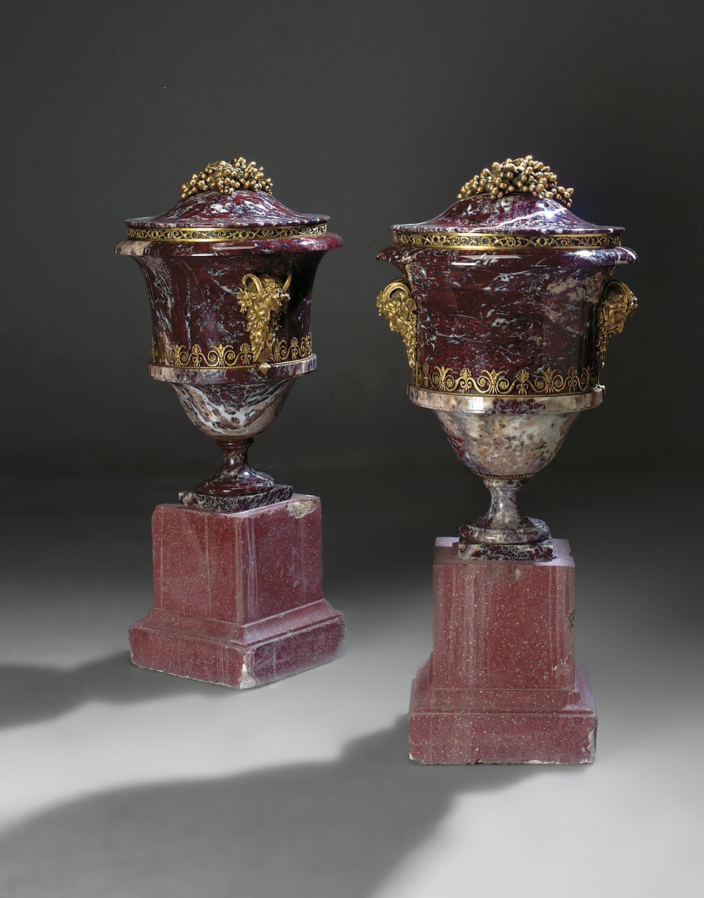 Vases की एक जोड़ी, c.1790 द्वारा रूसी स्कूल