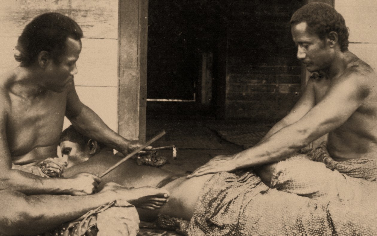 एक समोआ आदमी टैटू बनवा रहा है, c.1895 सीपिया फोटो द्वारा सामोन
