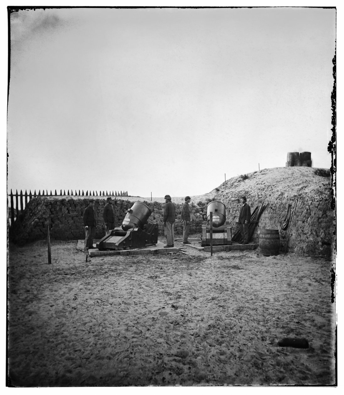 मोरिस द्वीप, SC, 1865 पर संघीय 10-इंच मोर्टार बैटरी द्वारा सैमुअल ए। कोइली