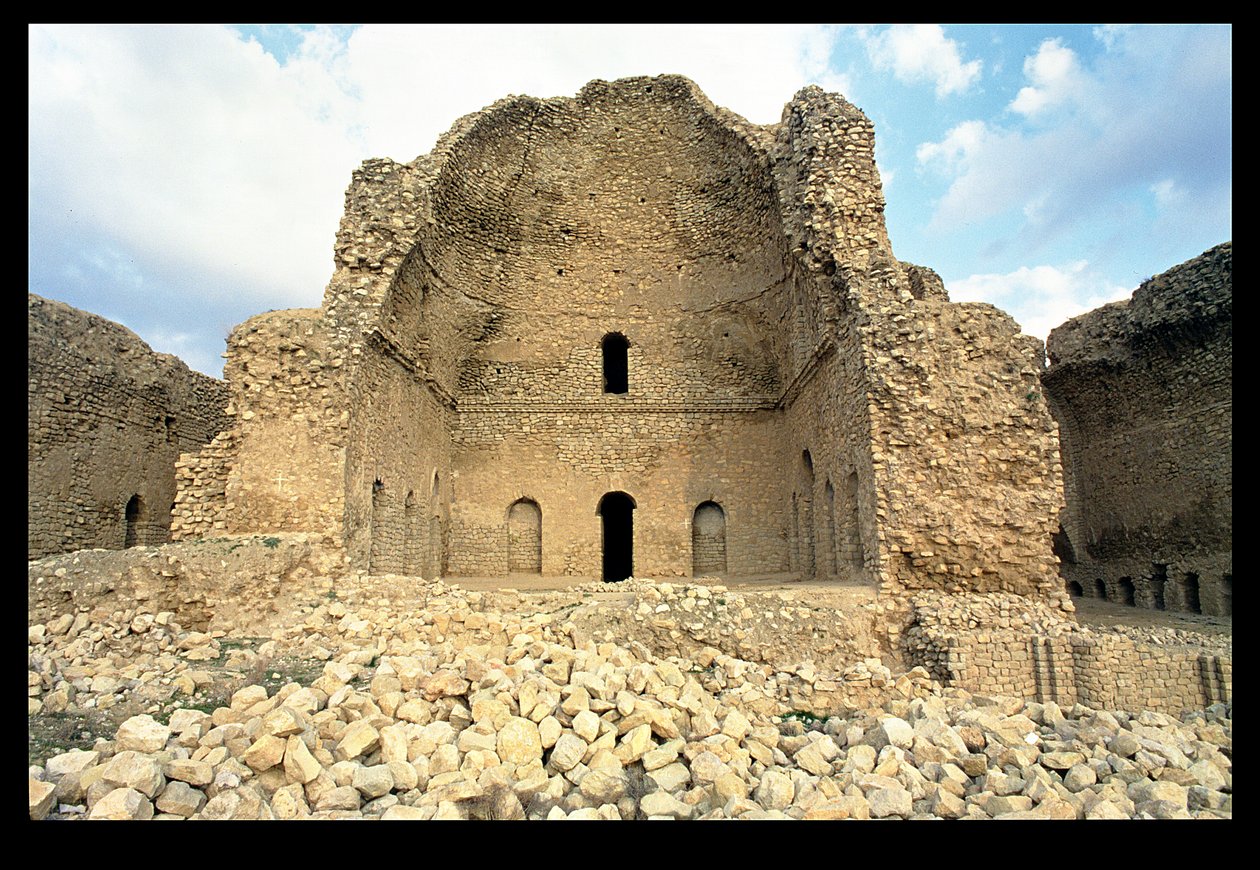 गुंबददार हॉल का इंटीरियर, सी। ए डी 220-30 द्वारा Sasanian