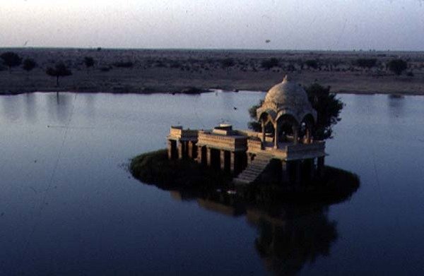 पिछोला झील पर जग मंदिर (फोटो) द्वारा स्कूल इंडियन
