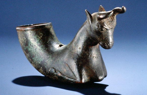 मुड़े हुए पैरों वाला बैल, c.550-330 ईसा पूर्व (कांस्य) द्वारा स्कूल फ़ारसी