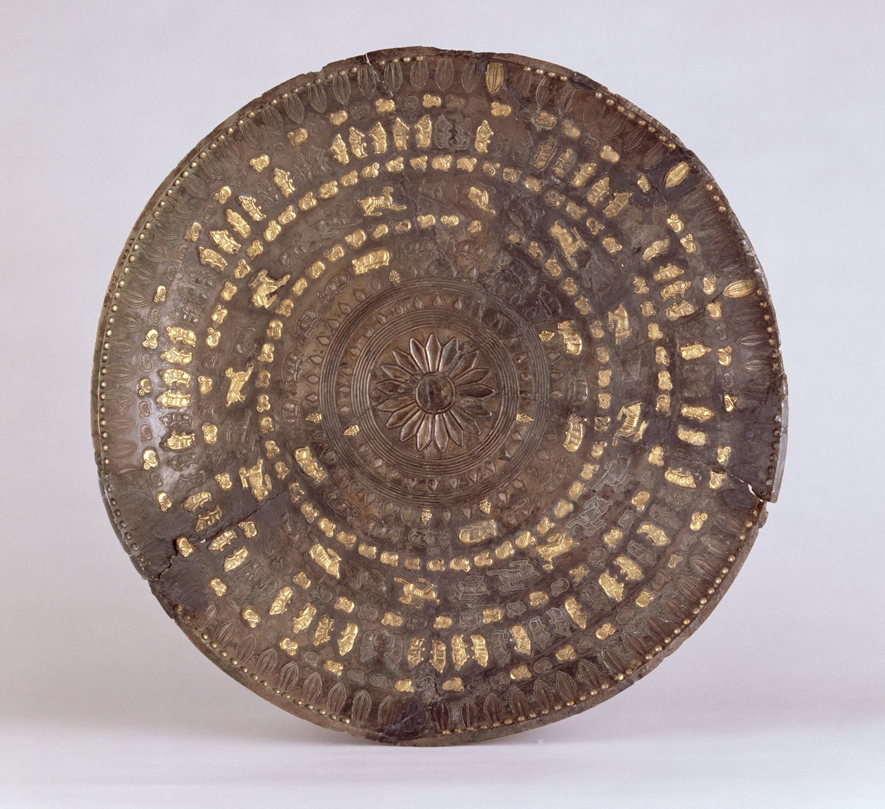 सिवीथियन रूपांकनों के दस हलकों के साथ डिश, Ziwiyeh, ईरान से, c.7 वीं शताब्दी ईसा पूर्व (सोने की जड़ना के साथ चांदी) द्वारा स्काइथियन