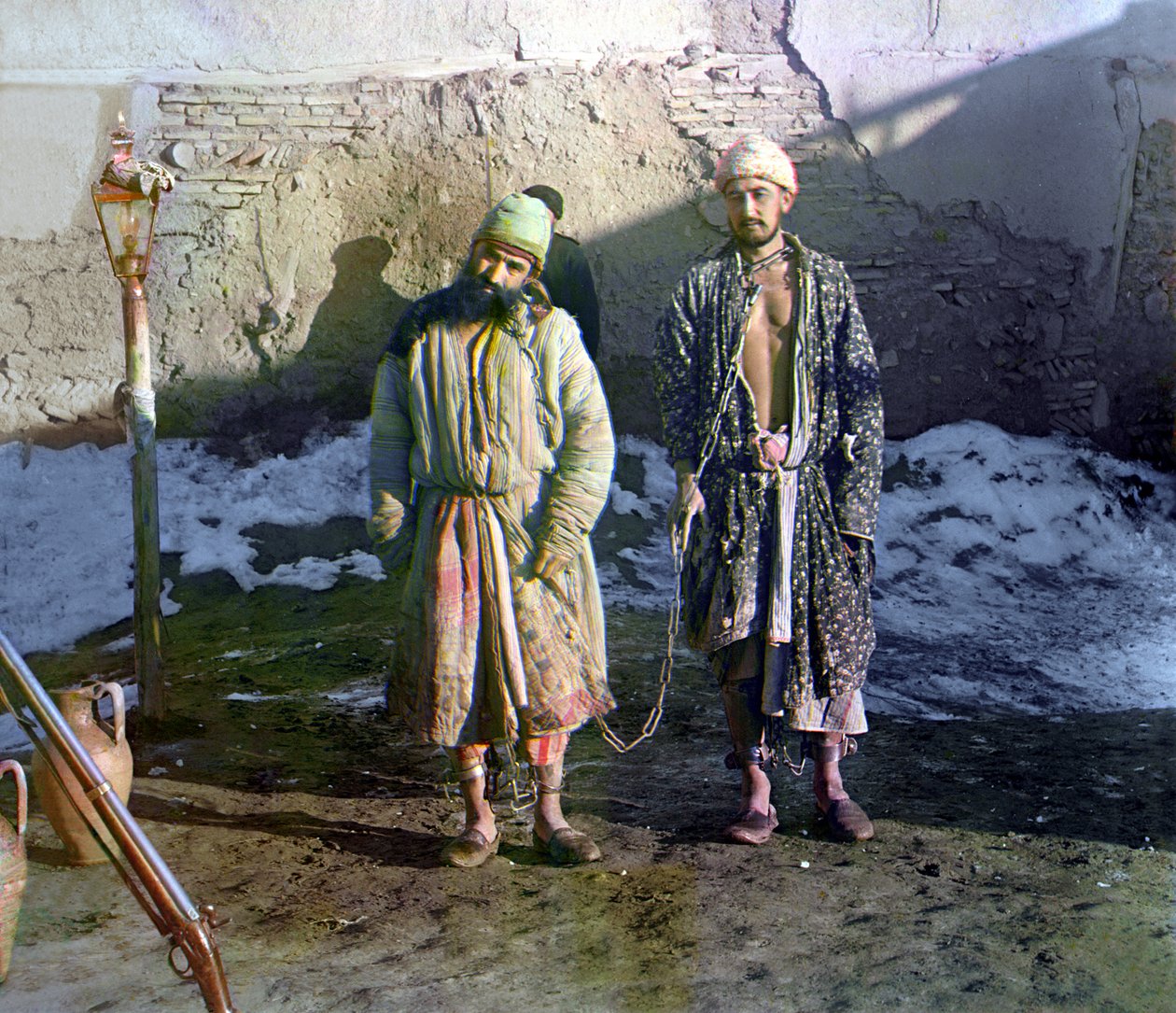 1905 और 1915 के बीच झोंपड़ियों में दो कैदी और उनके पीछे एक गार्ड रूसी साम्राज्य द्वारा सर्गेई प्रोकुडिन गोर्स्की