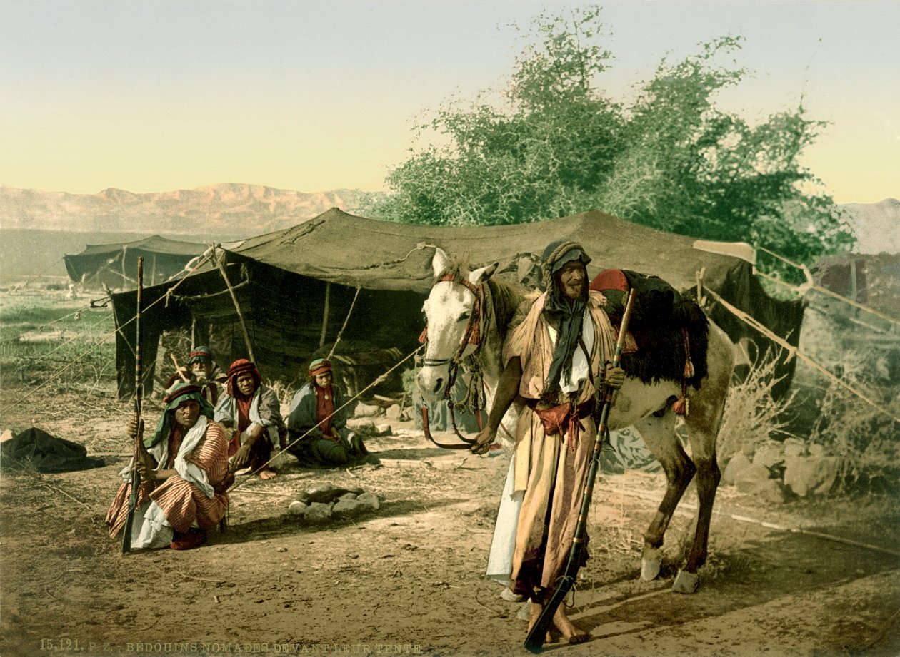 जॉर्डन घाटी में अपने तम्बू के सामने बेडौइन, c.1880-1900 (फोटोक्रोम) द्वारा स्विस फोटोग्राफर