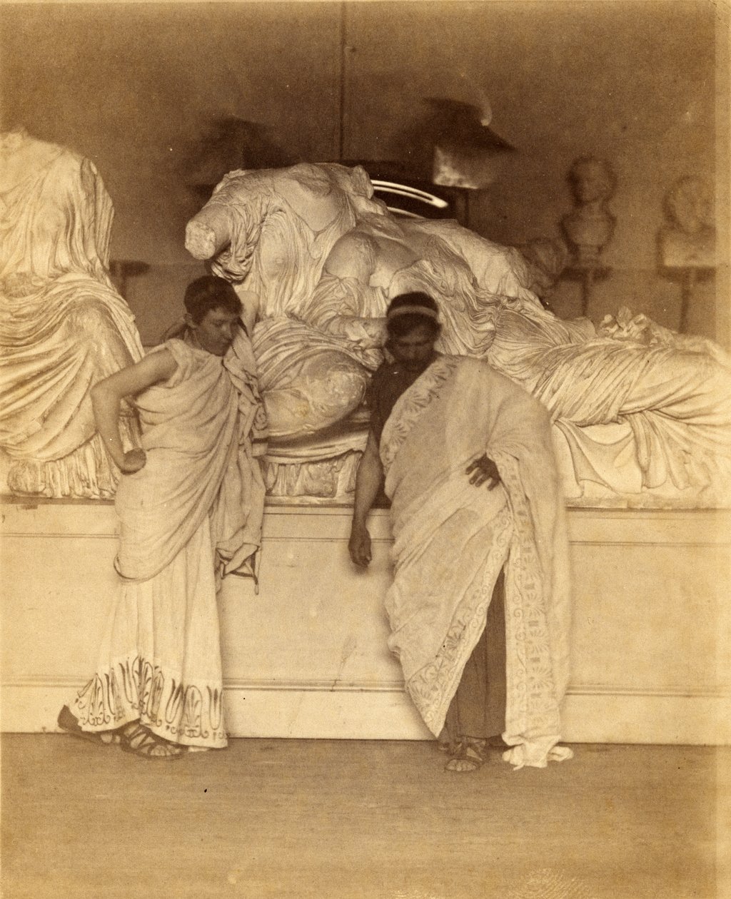 एल्गिन मार्बल्स, c.1882-3 (एल्बम सिल्वर प्रिंट) से तीन फैट्स के प्लास्टर कास्ट से पहले ग्रीशियन कॉस्ट्यूम में दो पुरुष छात्र द्वारा थॉमस एकिंस