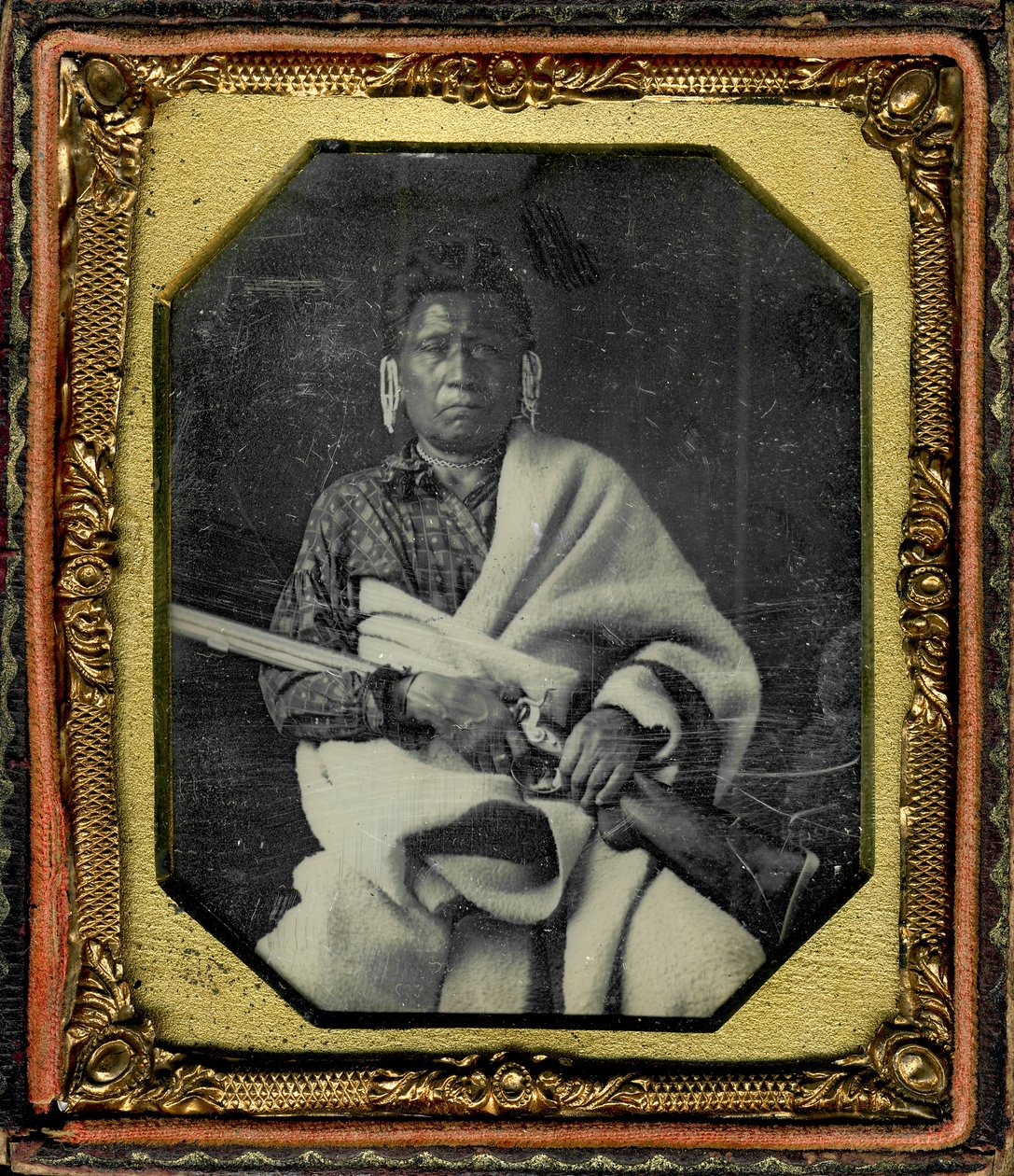 नाचेनिंगा का पोर्ट्रेट [नो हार्ट ऑफ फियर], आयोवा। नचिंगन ने अपने हाथों में एक बंदूक पकड़ रखी है और एक मोटे कंबल में लिपटा हुआ है। द्वारा थॉमस एम। ईस्टर