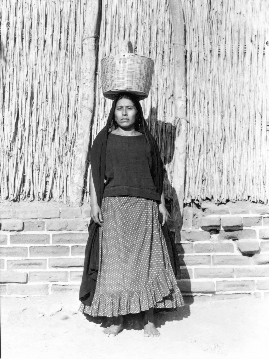 1929 में मैक्सिको के जुचिटान में महिला द्वारा टीना मोडोटी