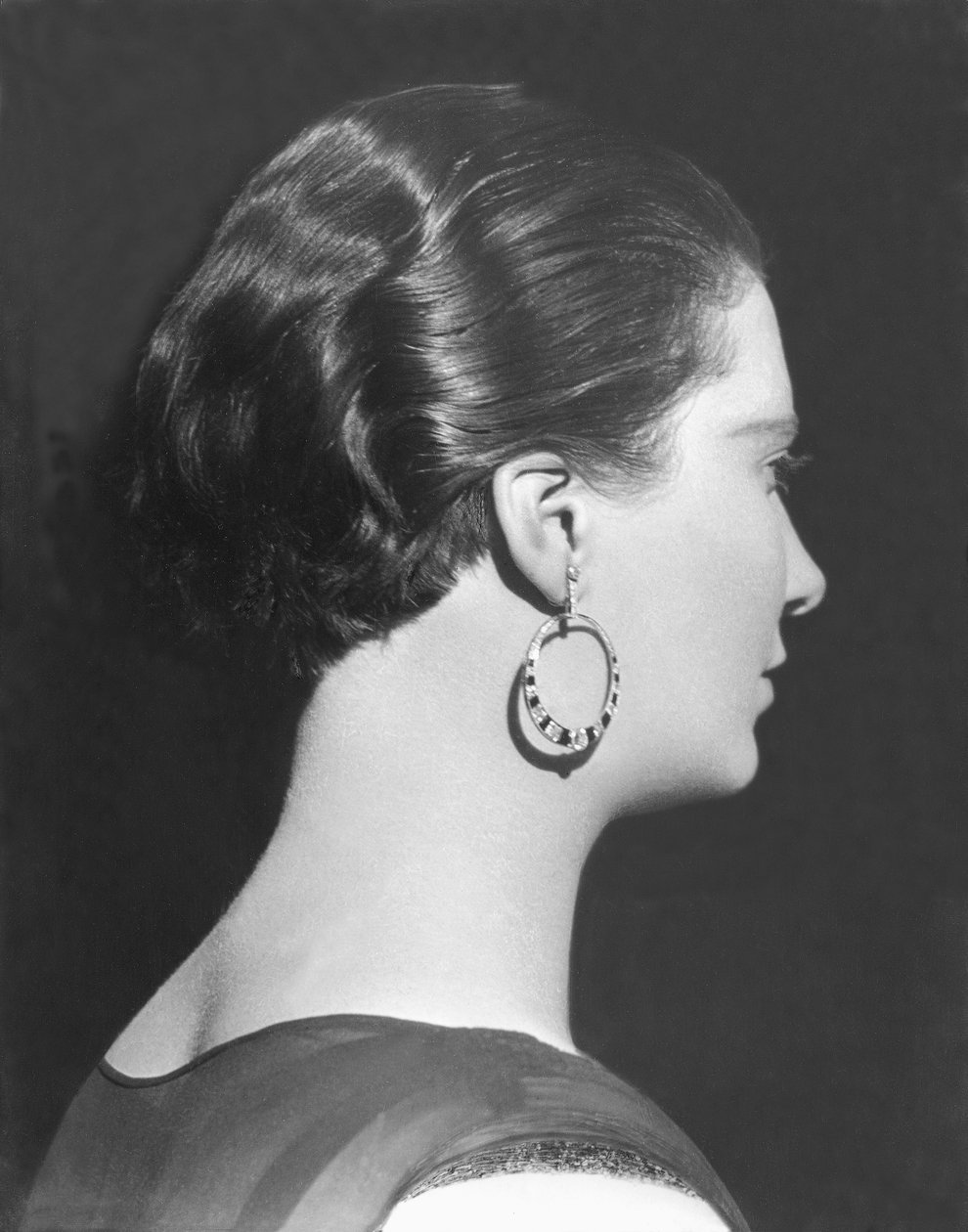 इयरिंग, मेक्सिको सिटी, c.1928 के साथ महिला द्वारा टीना मोडोटी