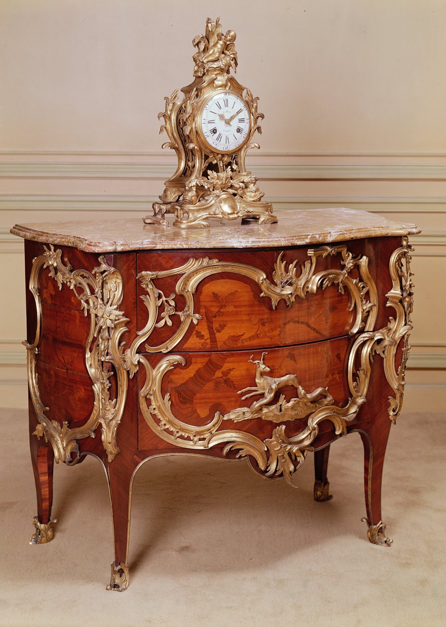 Marquetry कमोड, एक जोड़ी, ट्यूलिप-लकड़ी और किंगवुड, लुई XV अवधि में, बर्नार्ड वैन रिसेनबर्ग और ओरमोलू मेंटल क्लॉक, ले रॉय, 1715 द्वारा लिप्त द्वारा अज्ञात अज्ञात