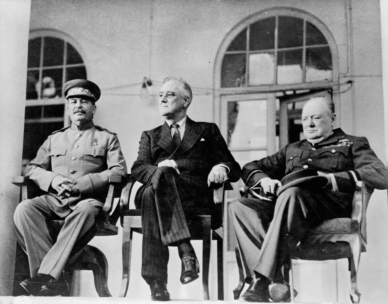 तेहरान सम्मेलन, 1943 में रूजवेल्ट, स्टालिन और चर्चिल द्वारा अज्ञात अज्ञात