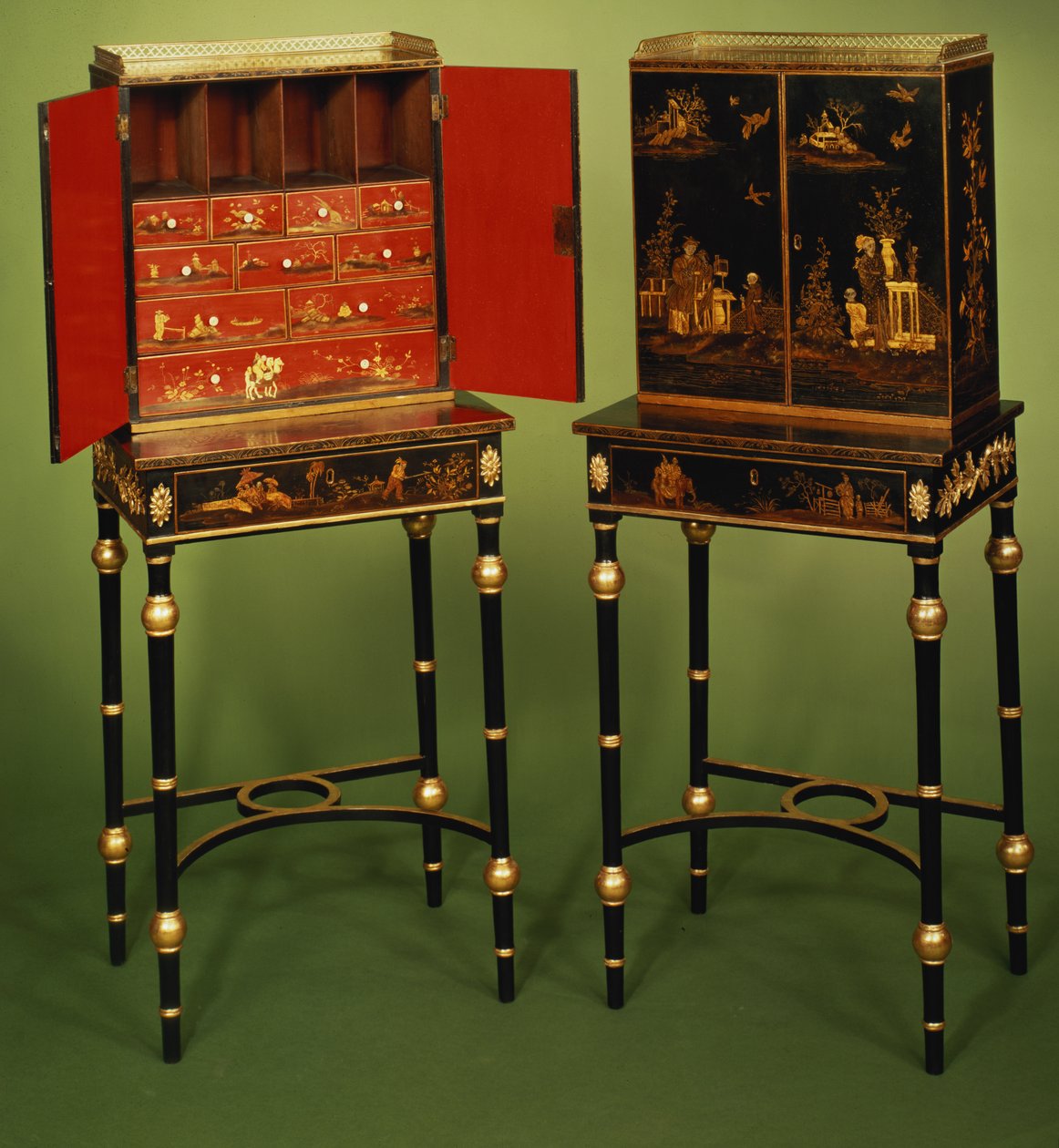 दो चिनोसरी अलमारियाँ, c.1770 लाह द्वारा अज्ञात अज्ञात
