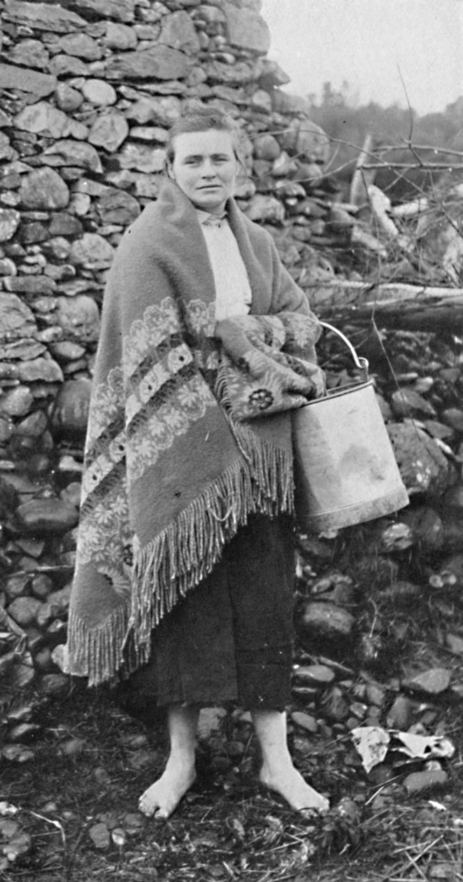 एक किलार्नी किसान लड़की, आयरलैंड, 1912 द्वारा अज्ञात