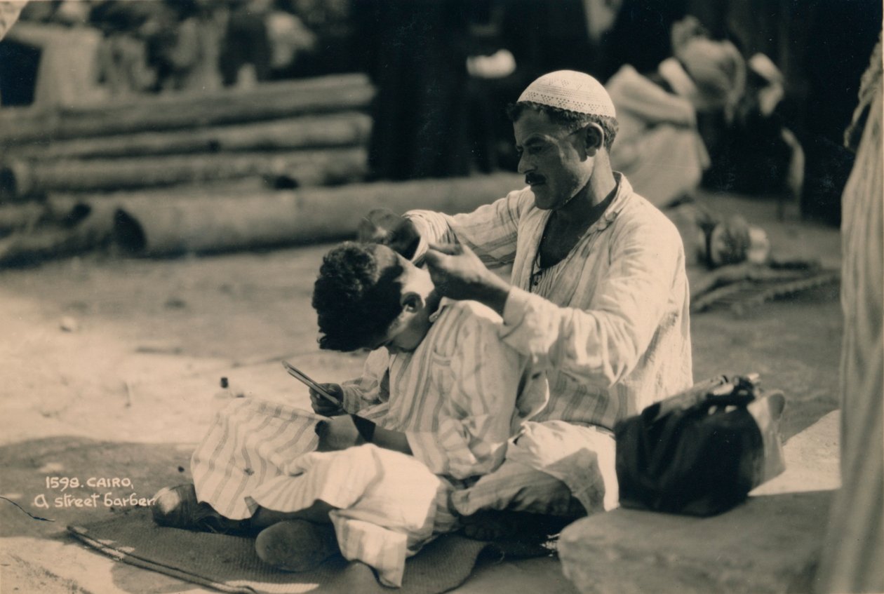 ए स्ट्रीट बार्बर, काहिरा, मिस्र, 1936 द्वारा अज्ञात