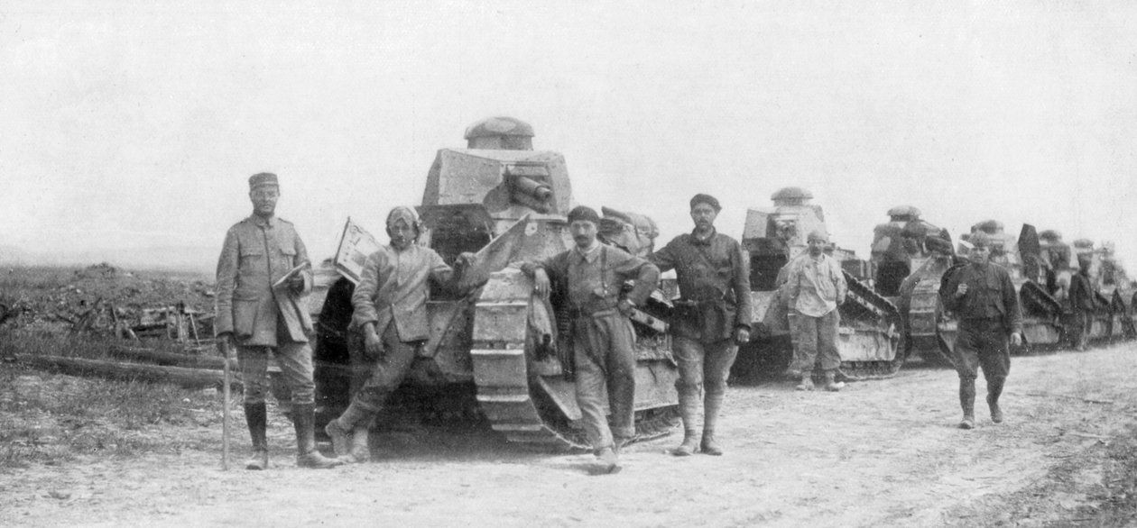 प्रकाश टैंकों का एक समूह, सोइसन्स, फ्रांस, 1918 द्वारा अज्ञात