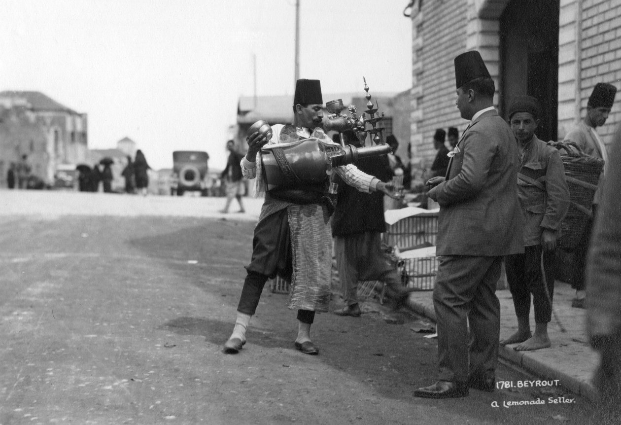 एक नींबू पानी विक्रेता, बेरूत, लेबनान, c1920s-c1930s द्वारा अज्ञात