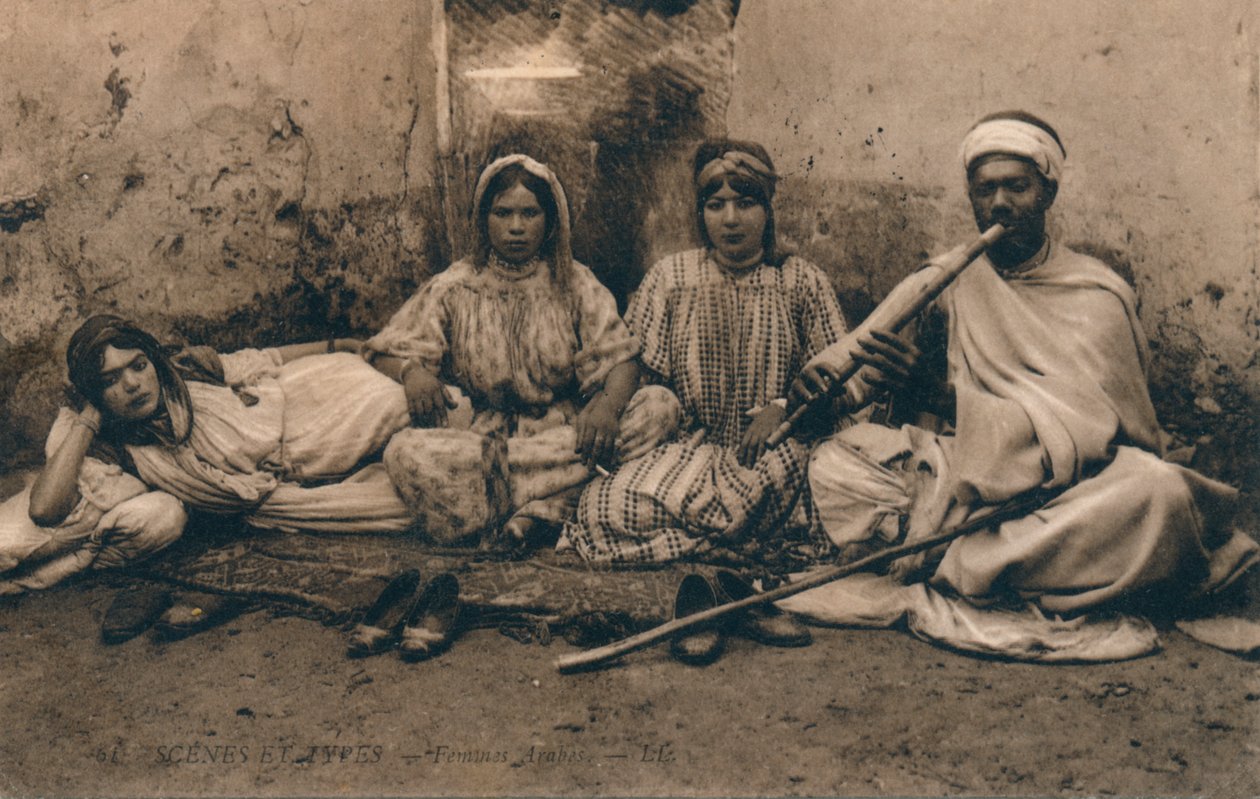 पारंपरिक अरब लोगों को दर्शाती एक तस्वीर, c1909 द्वारा अज्ञात