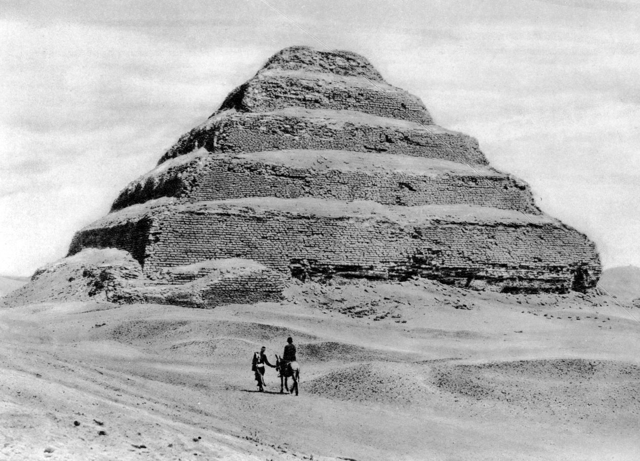 काहिरा, मिस्र के बाहर एक कदम पिरामिड, c1920s द्वारा अज्ञात