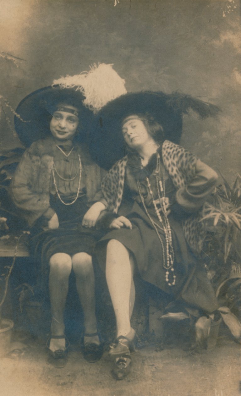 दो महिलाओं की एक स्टूडियो तस्वीर, c1910 द्वारा अज्ञात