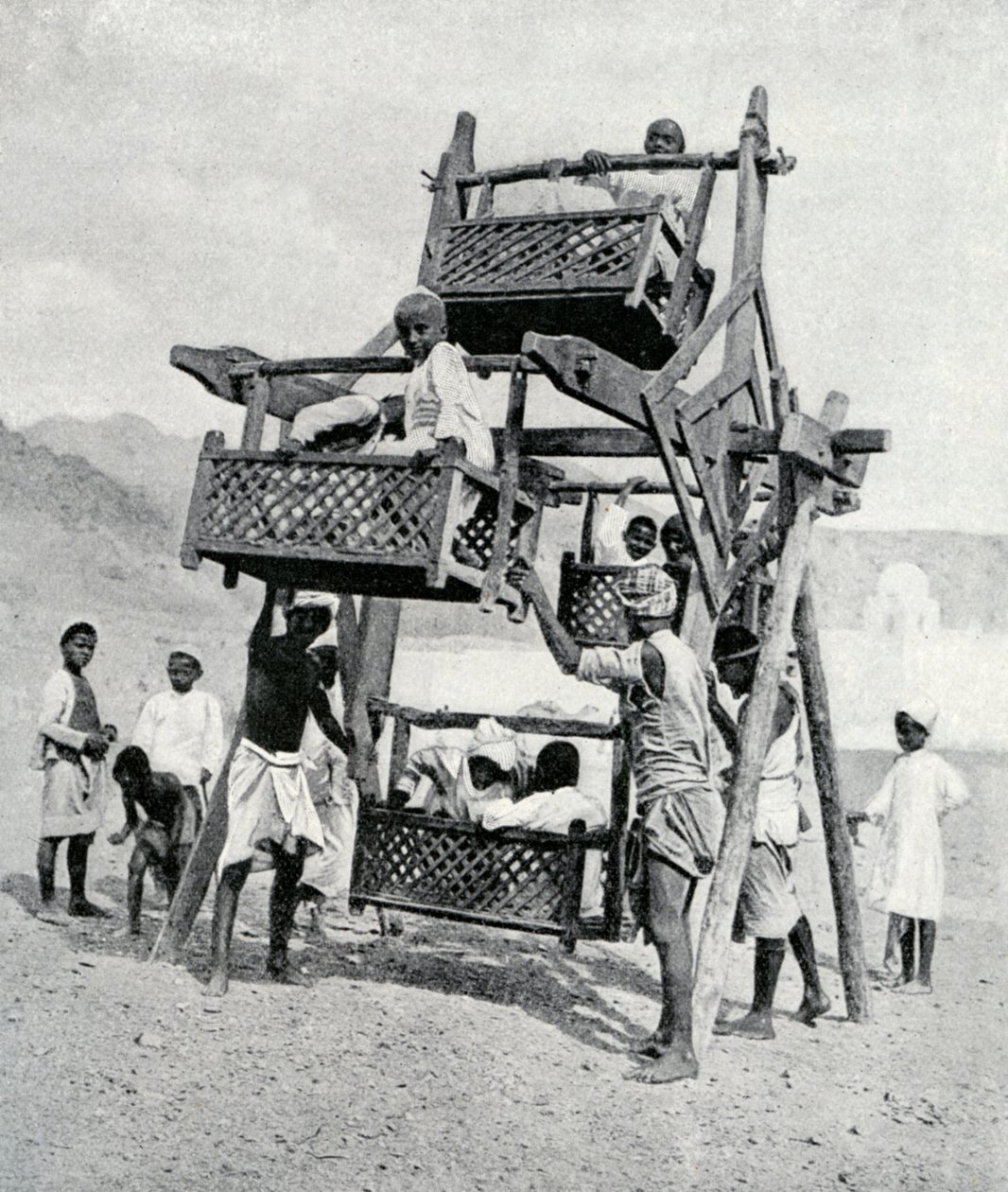 एक बड़े पहिये का आनंद ले रहे अरबी बच्चे, 1922 द्वारा अज्ञात