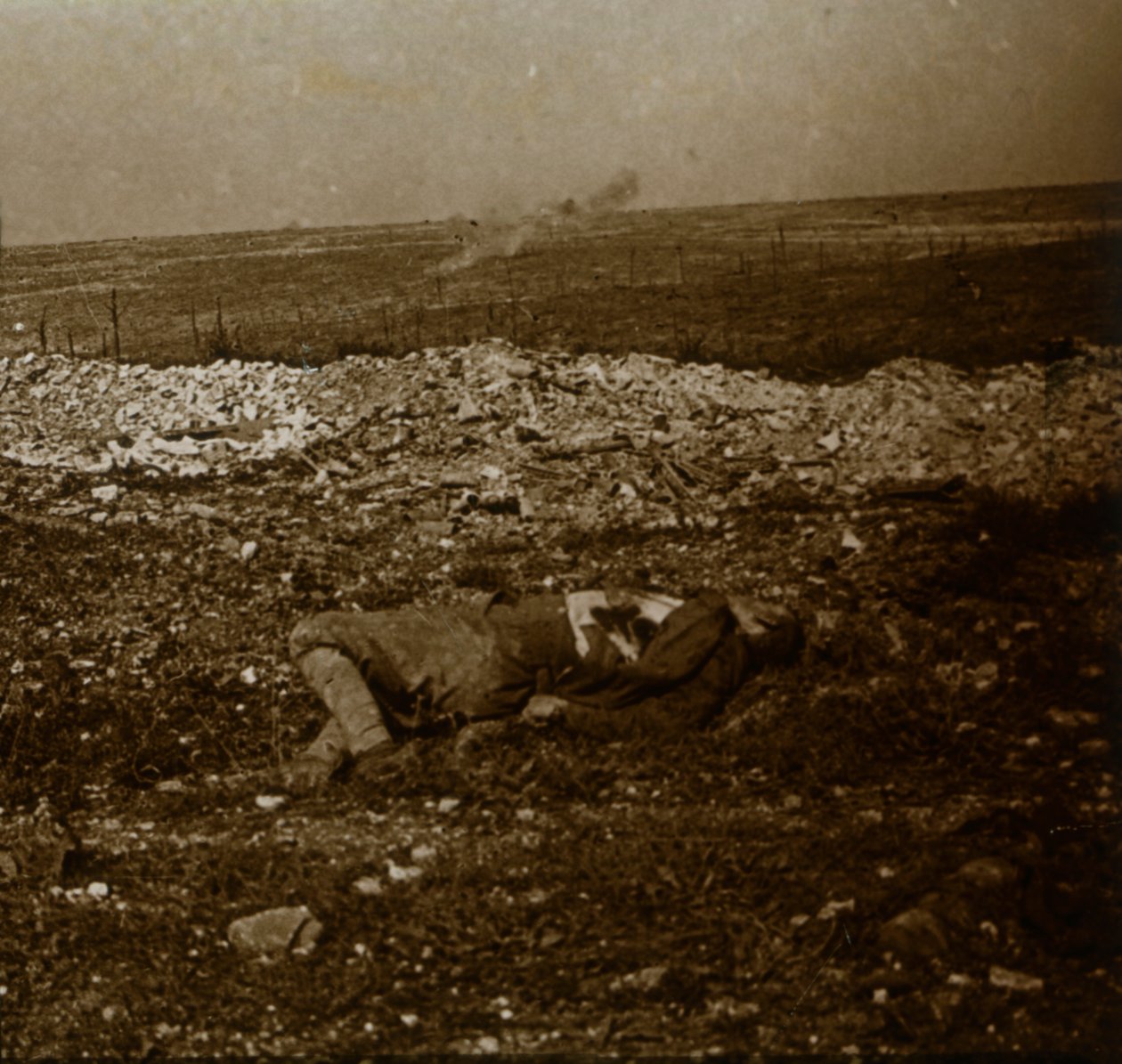 दूरी में बैराज आग के साथ शरीर, c1914-c1918 द्वारा अज्ञात