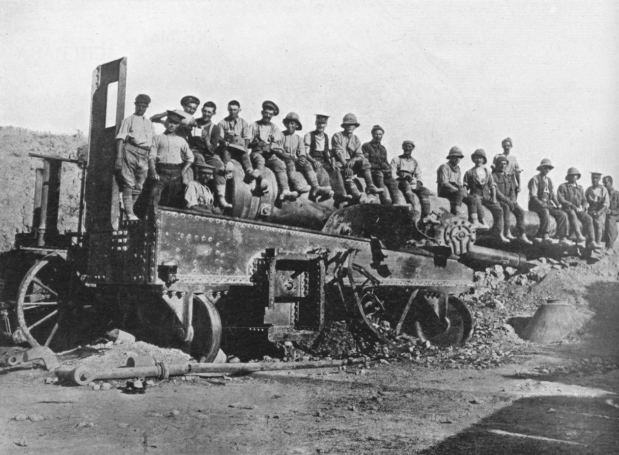 एक बर्बाद तुर्की बंदूक पर ब्रिटिश सैनिकों, 1915 द्वारा अज्ञात